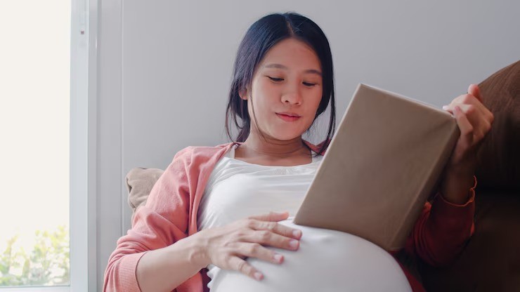 mimpi aneh saat hamil, mimpi horor ibu hamil, penyebab mimpi buruk saat hamil, tips tidur nyenyak saat hamil, cara mengatasi mimpi buruk hamil, hormon progesteron dan mimpi, kehamilan dan gangguan tidur, jurnal mimpi ibu hamil